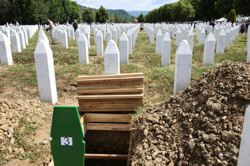 <p>Premijer Hrvatske Andrej Plenković je u govoru rekao da je Srebrenica "više od stradanja" i "simbol opomene".</p>  <p>Dodao je da su BiH i Hrvatska "bile žrtve agresije Miloševićevog režima", nekadašnjeg predsjednika Srbije</p>