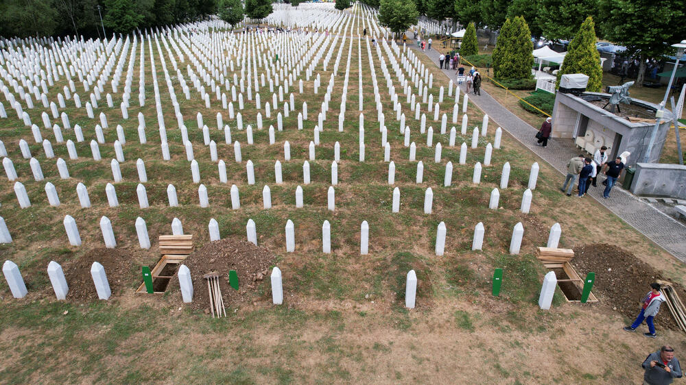 <p>Premijer Hrvatske Andrej Plenković je u govoru rekao da je Srebrenica "više od stradanja" i "simbol opomene".</p>  <p>Dodao je da su BiH i Hrvatska "bile žrtve agresije Miloševićevog režima", nekadašnjeg predsjednika Srbije</p>