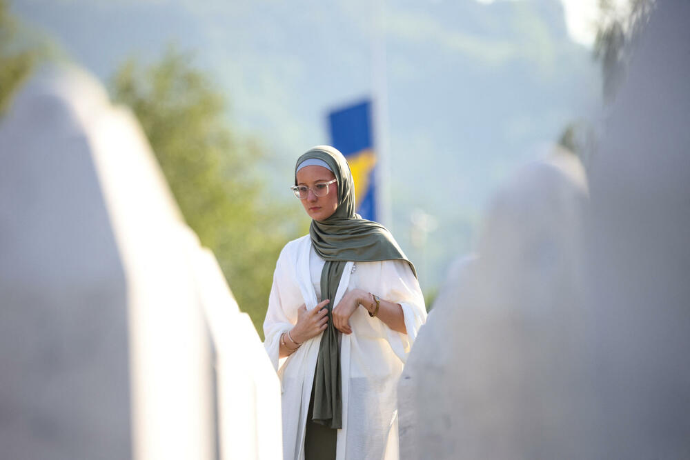 <p>Premijer Hrvatske Andrej Plenković je u govoru rekao da je Srebrenica "više od stradanja" i "simbol opomene".</p>  <p>Dodao je da su BiH i Hrvatska "bile žrtve agresije Miloševićevog režima", nekadašnjeg predsjednika Srbije</p>