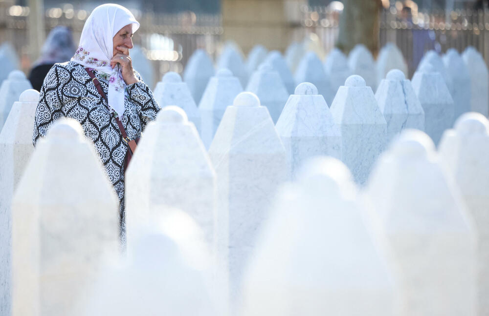 <p>Premijer Hrvatske Andrej Plenković je u govoru rekao da je Srebrenica "više od stradanja" i "simbol opomene".</p>  <p>Dodao je da su BiH i Hrvatska "bile žrtve agresije Miloševićevog režima", nekadašnjeg predsjednika Srbije</p>