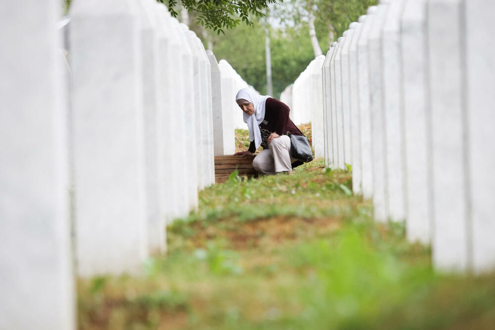 <p>Premijer Hrvatske Andrej Plenković je u govoru rekao da je Srebrenica "više od stradanja" i "simbol opomene".</p>  <p>Dodao je da su BiH i Hrvatska "bile žrtve agresije Miloševićevog režima", nekadašnjeg predsjednika Srbije</p>