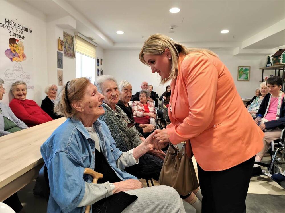 <p>Predsjednici SO Nikšić pozvala je nadležne u svim institucijama da kad god budu u prilici posjete korisnike Doma starih jer njima, kao zajednica i društvo, dugujemo mnogo</p>