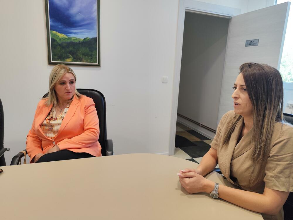 <p>Predsjednici SO Nikšić pozvala je nadležne u svim institucijama da kad god budu u prilici posjete korisnike Doma starih jer njima, kao zajednica i društvo, dugujemo mnogo</p>