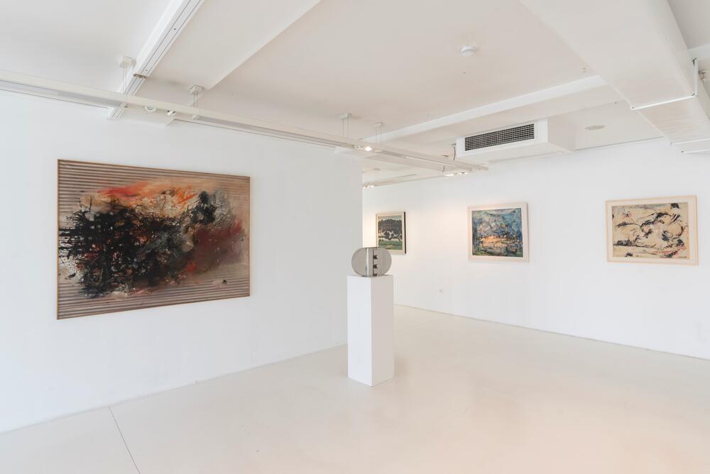 <p>Postavka je strukturirana u dvije hronološke cjeline: prva obuhvata djela nastala od kraja 19. vijeka do osamdesetih godina 20. vijeka, dok druga prikazuje radove od osamdesetih do prve decenije 21. vijeka</p>