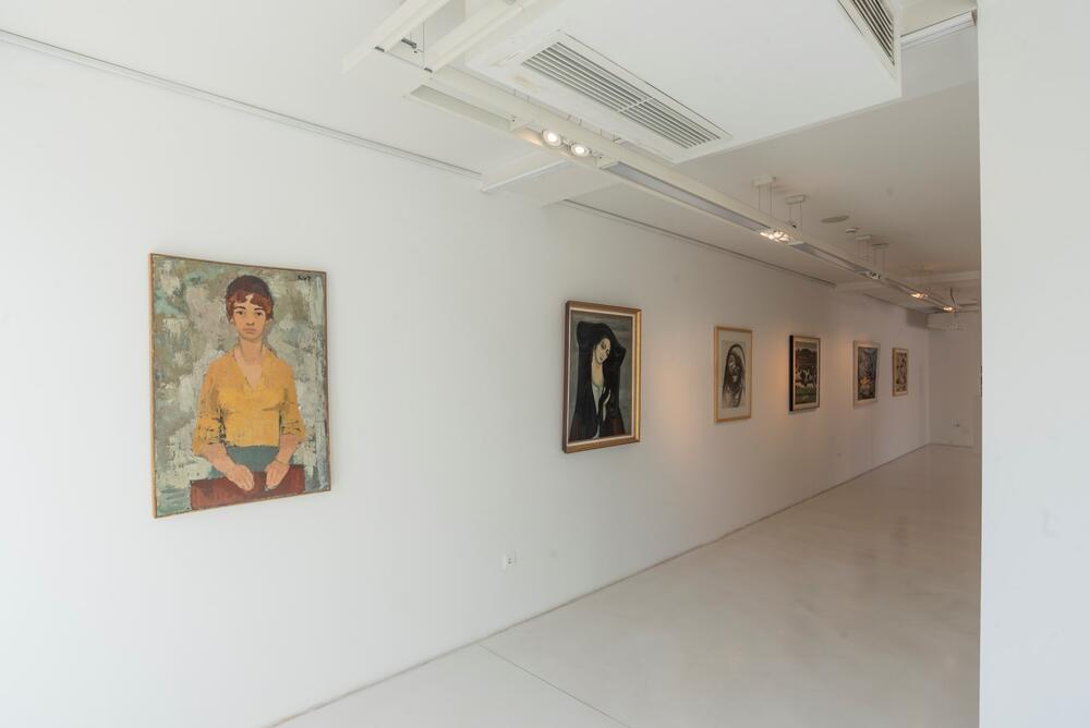 <p>Postavka je strukturirana u dvije hronološke cjeline: prva obuhvata djela nastala od kraja 19. vijeka do osamdesetih godina 20. vijeka, dok druga prikazuje radove od osamdesetih do prve decenije 21. vijeka</p>