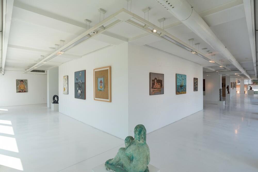 <p>Postavka je strukturirana u dvije hronološke cjeline: prva obuhvata djela nastala od kraja 19. vijeka do osamdesetih godina 20. vijeka, dok druga prikazuje radove od osamdesetih do prve decenije 21. vijeka</p>