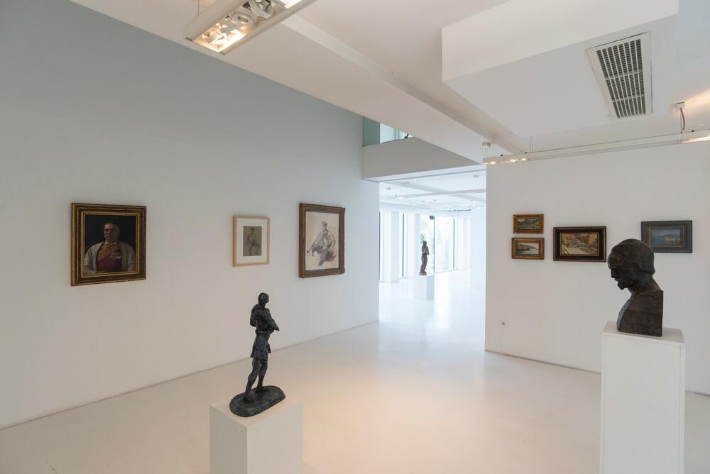 <p>Postavka je strukturirana u dvije hronološke cjeline: prva obuhvata djela nastala od kraja 19. vijeka do osamdesetih godina 20. vijeka, dok druga prikazuje radove od osamdesetih do prve decenije 21. vijeka</p>