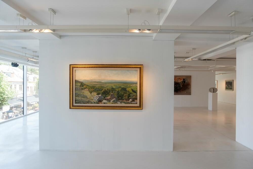 <p>Postavka je strukturirana u dvije hronološke cjeline: prva obuhvata djela nastala od kraja 19. vijeka do osamdesetih godina 20. vijeka, dok druga prikazuje radove od osamdesetih do prve decenije 21. vijeka</p>