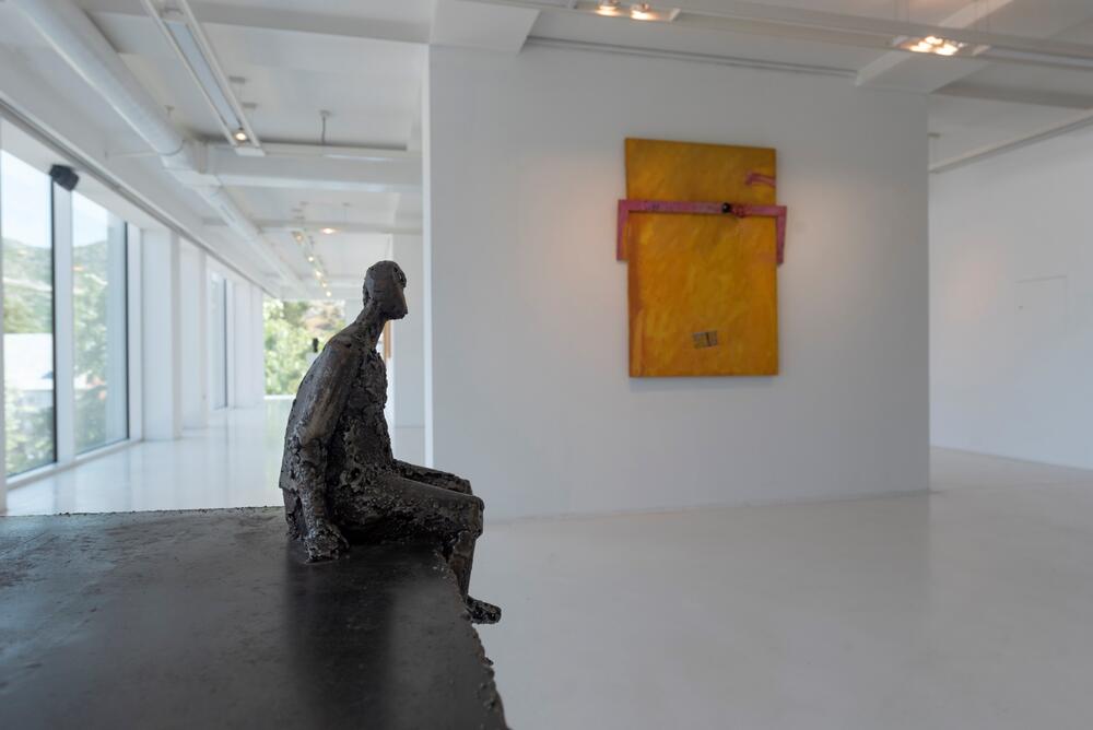 <p>Postavka je strukturirana u dvije hronološke cjeline: prva obuhvata djela nastala od kraja 19. vijeka do osamdesetih godina 20. vijeka, dok druga prikazuje radove od osamdesetih do prve decenije 21. vijeka</p>