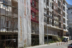 Državi vezane ruke, majstorima nisu: Na bespravnoj lameli C radi...