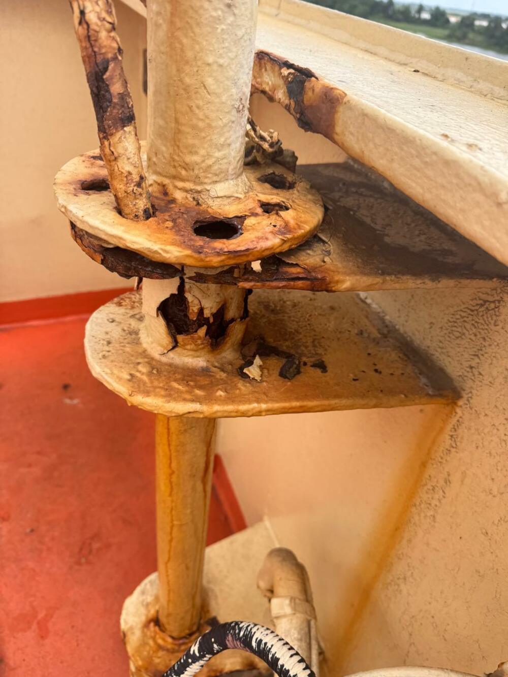 <p>Dostavljene fotografije i video zapisi sa broda "Kotor" koji navodno prikazuju "stvarno stanje u kojem se brod trenutno nalazi"</p>