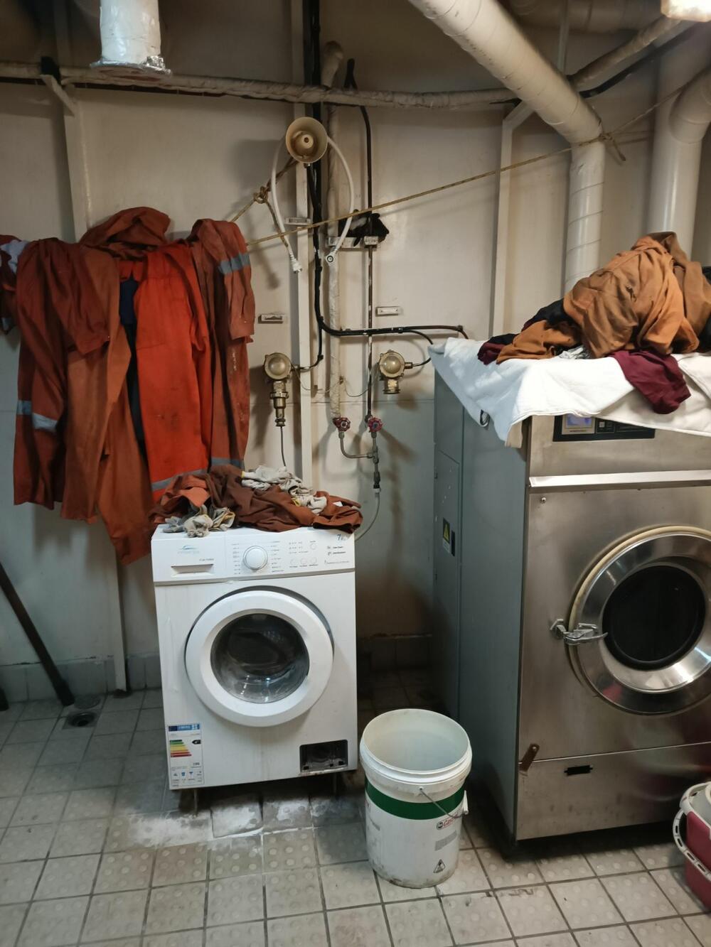 <p>Dostavljene fotografije i video zapisi sa broda "Kotor" koji navodno prikazuju "stvarno stanje u kojem se brod trenutno nalazi"</p>