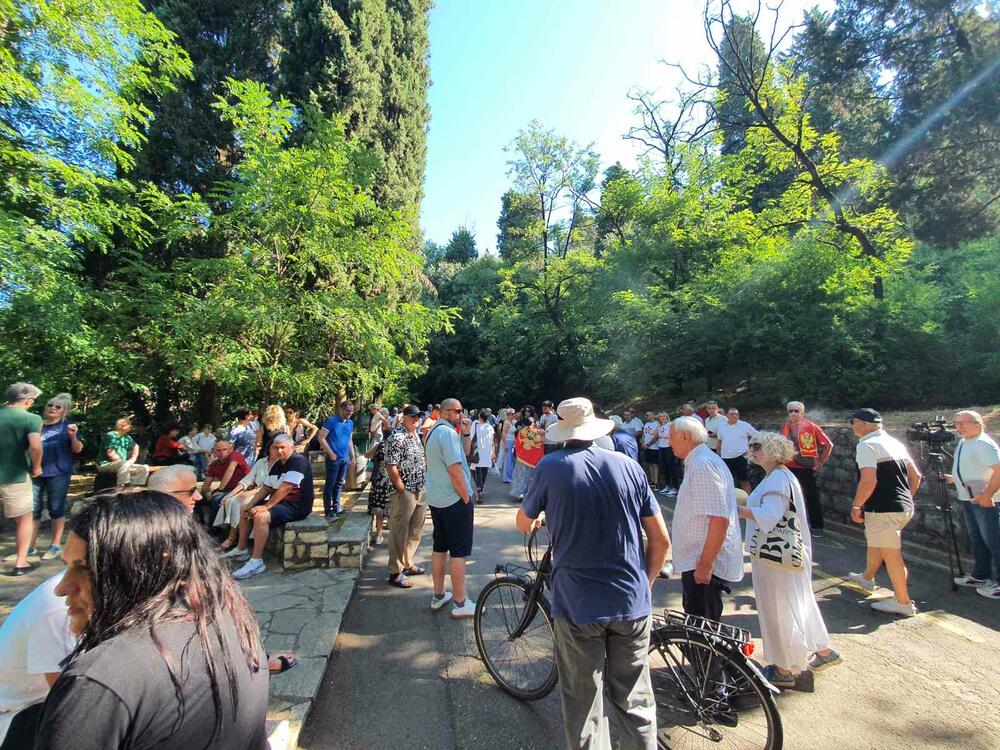 <p>Na ulazu u park-šumu biće postavljena i izložba "Sunovrat Crne Gore"</p>