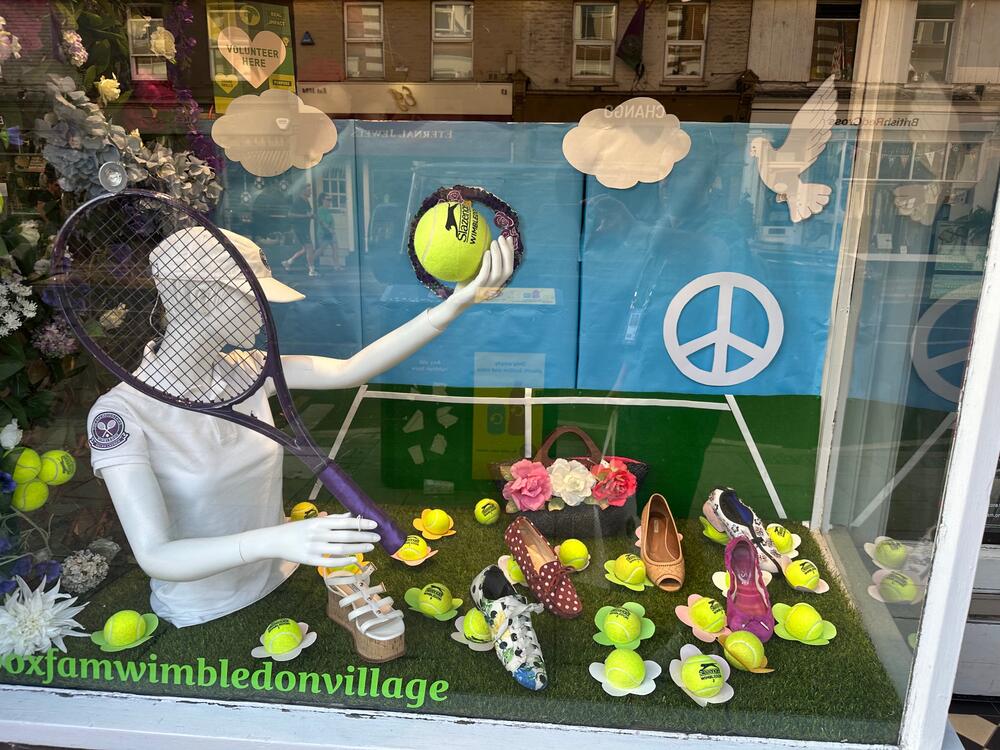 <p>Na samo nekoliko minuta hoda od blistavo zelenih terena vimbldonskog kompleksa, lokalne prodavnice i restorani već dvije sedmice imaju svoje “takmičenje” - u dekorisanju izloga kako bi što bolje oponašali i dočarali legendarni turnir</p>