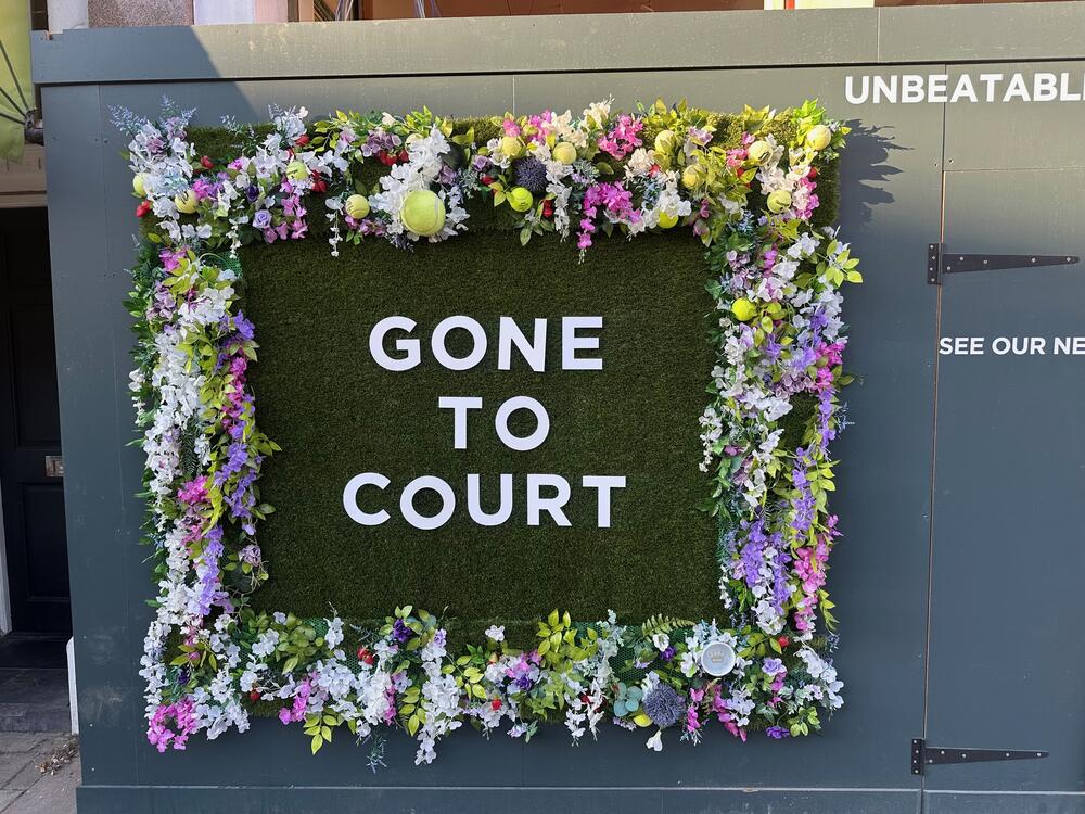 <p>Na samo nekoliko minuta hoda od blistavo zelenih terena vimbldonskog kompleksa, lokalne prodavnice i restorani već dvije sedmice imaju svoje “takmičenje” - u dekorisanju izloga kako bi što bolje oponašali i dočarali legendarni turnir</p>