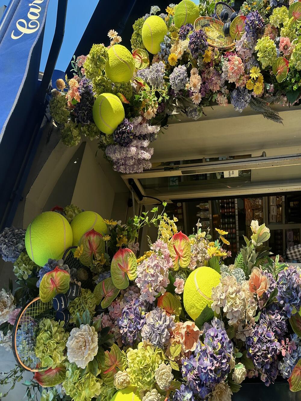 <p>Na samo nekoliko minuta hoda od blistavo zelenih terena vimbldonskog kompleksa, lokalne prodavnice i restorani već dvije sedmice imaju svoje “takmičenje” - u dekorisanju izloga kako bi što bolje oponašali i dočarali legendarni turnir</p>