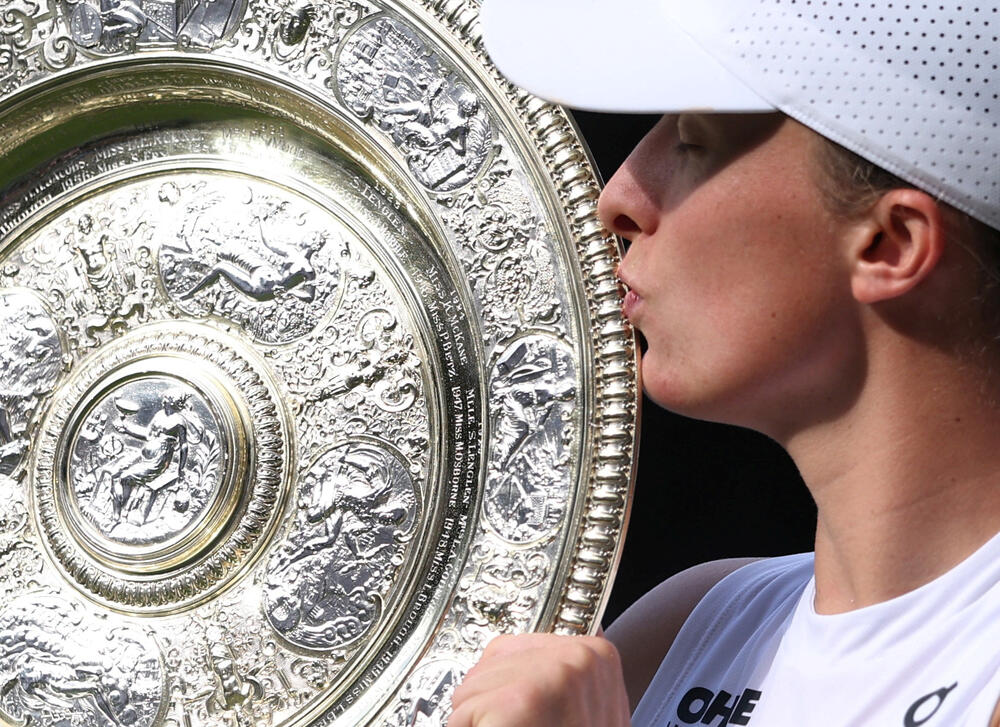 <p>Iga Sfjontek je postala prva poljska teniserka koja je podigla Srebrni tanjir - primila ga je iz ruku princeze od Velsa, Kejt Midlton<br /> </p>