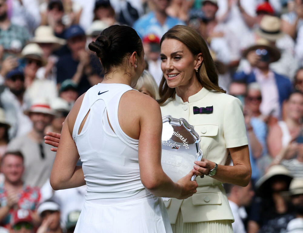 <p>Iga Sfjontek je postala prva poljska teniserka koja je podigla Srebrni tanjir - primila ga je iz ruku princeze od Velsa, Kejt Midlton<br /> </p>