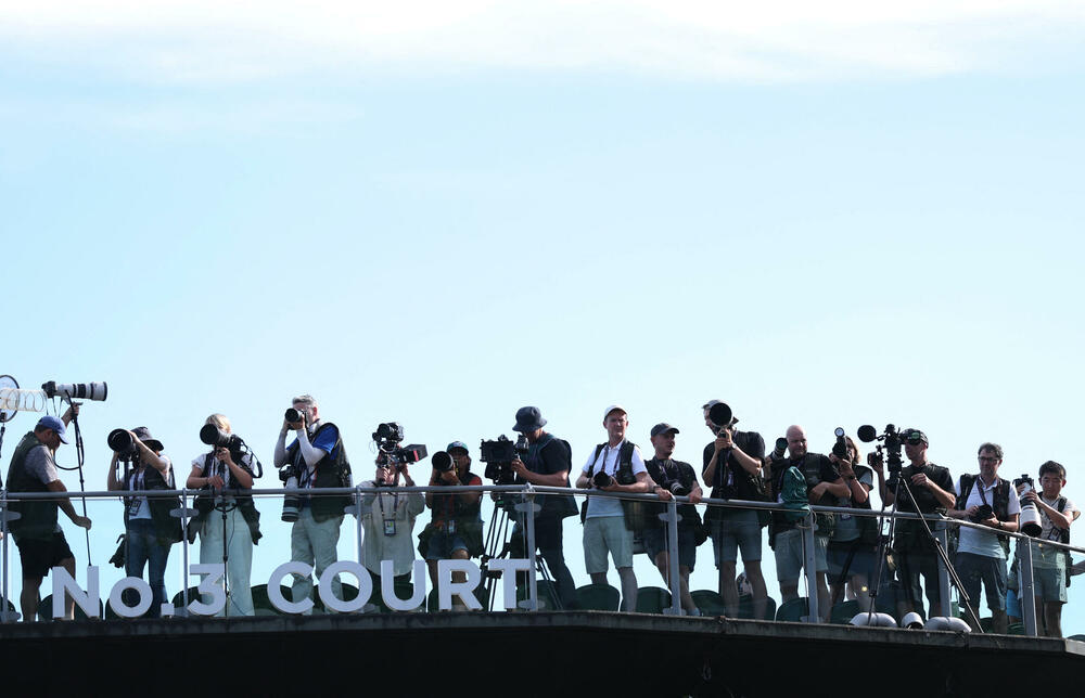 <p>Iga Sfjontek je postala prva poljska teniserka koja je podigla Srebrni tanjir - primila ga je iz ruku princeze od Velsa, Kejt Midlton<br /> </p>