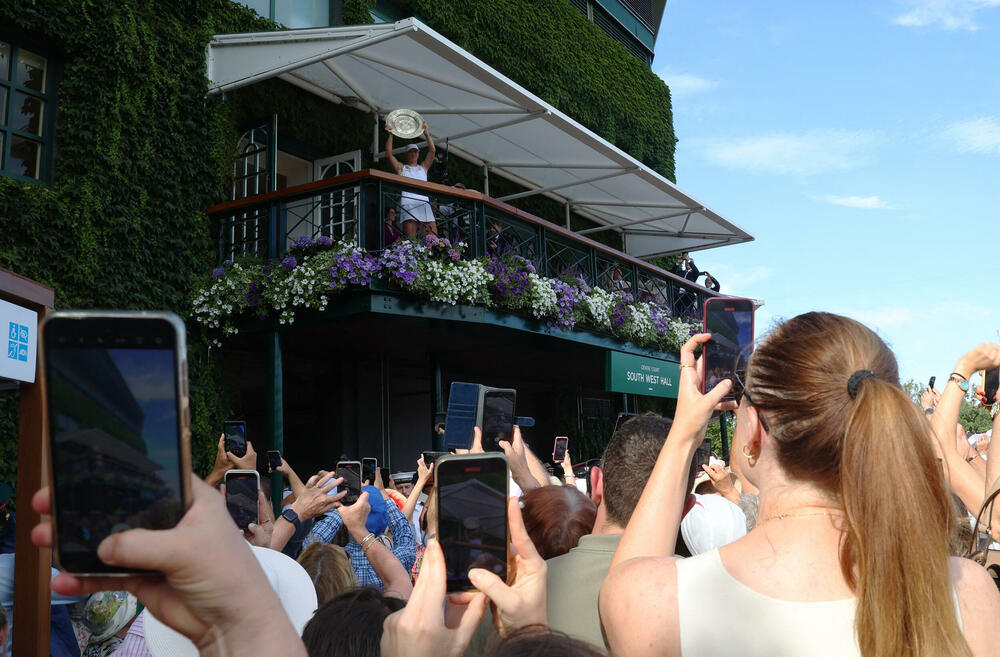 <p>Iga Sfjontek je postala prva poljska teniserka koja je podigla Srebrni tanjir - primila ga je iz ruku princeze od Velsa, Kejt Midlton<br /> </p>