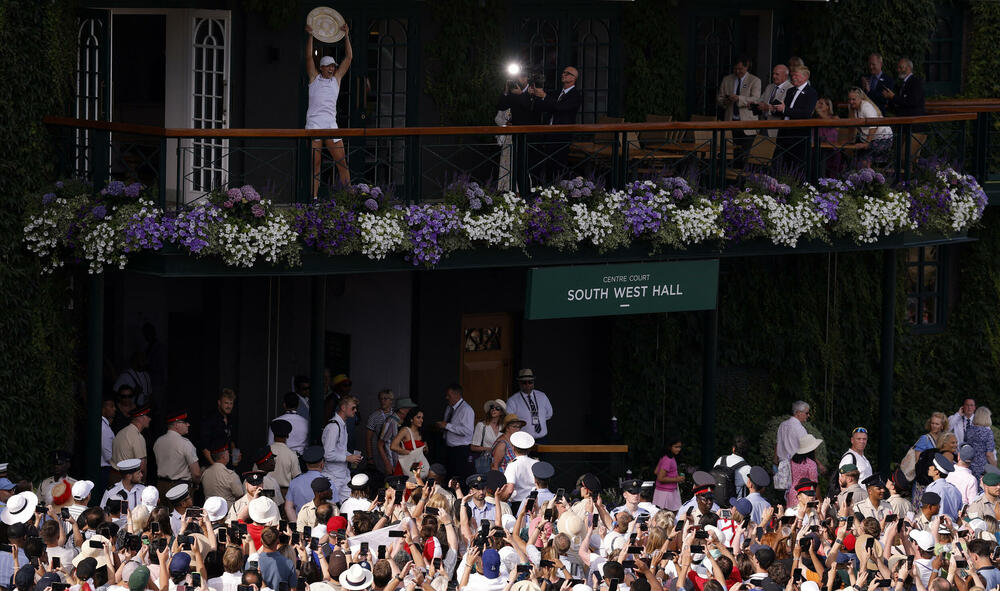 <p>Iga Sfjontek je postala prva poljska teniserka koja je podigla Srebrni tanjir - primila ga je iz ruku princeze od Velsa, Kejt Midlton<br /> </p>