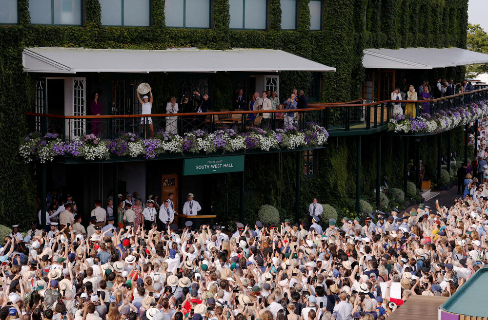 <p>Iga Sfjontek je postala prva poljska teniserka koja je podigla Srebrni tanjir - primila ga je iz ruku princeze od Velsa, Kejt Midlton<br /> </p>