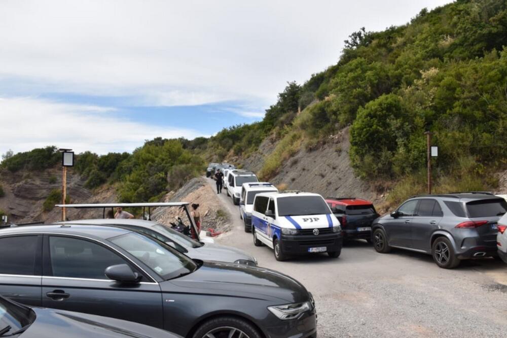 Policija u jednom od plažnih barova, Foto: Uprava policije