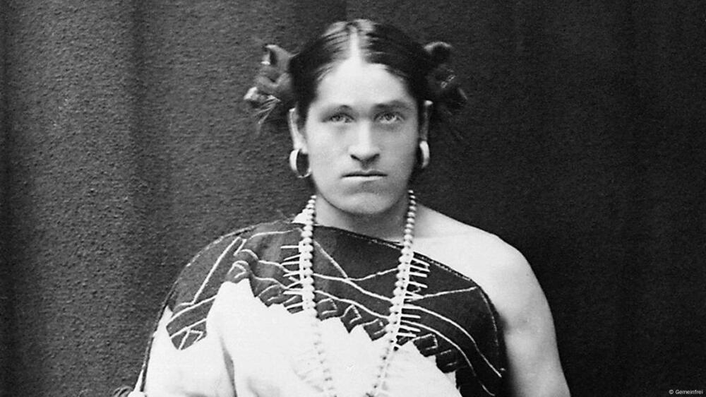 Ve-va iz naroda Zuni otputovala je 1885. u SAD, gdje ju je čak i predsjednik primio kao navodnu princezu Zuni - niko nije posumnjao da je ona ustvari biološki muškarac