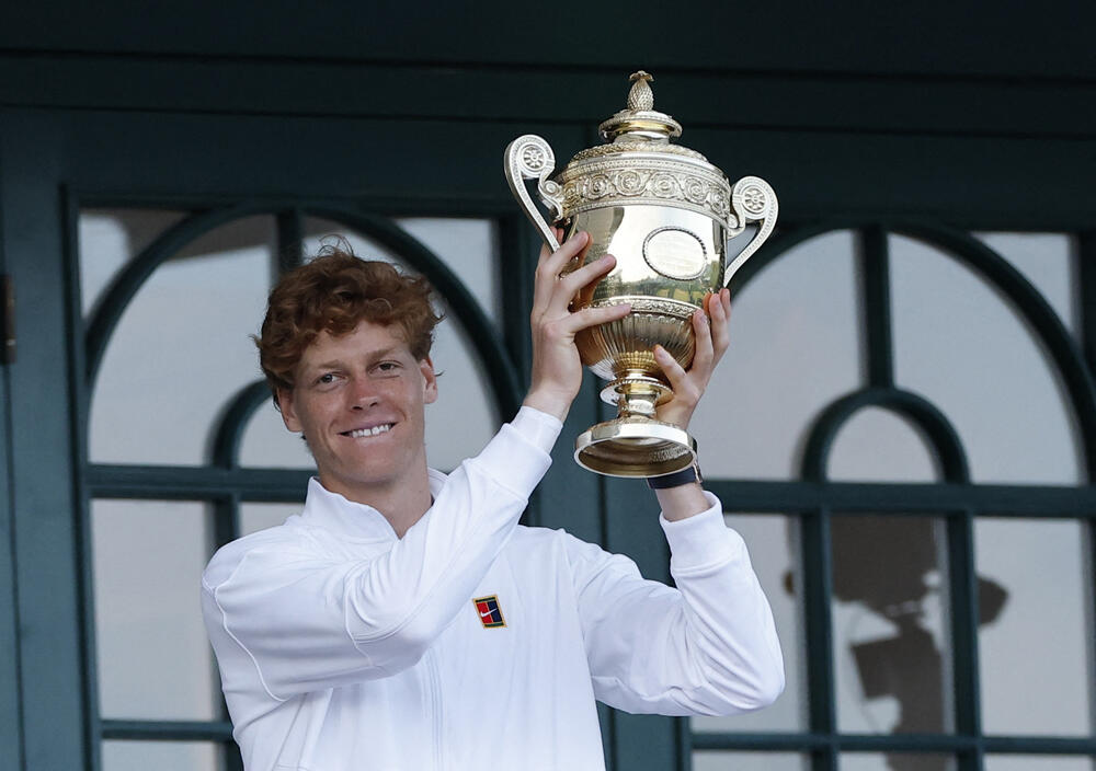 <p>Nakon osvajanja pehara na Vimbldonu, italijanski teniser, Janik Siner na velikom balkonu zgrade Milenijum, koja je balkonom povezana sa glavnom vimbldonskom arenom, sa navijačima proslavio titulu</p>