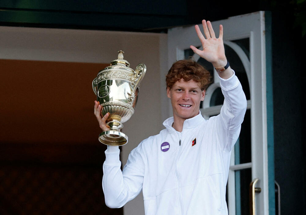 <p>Nakon osvajanja pehara na Vimbldonu, italijanski teniser, Janik Siner na velikom balkonu zgrade Milenijum, koja je balkonom povezana sa glavnom vimbldonskom arenom, sa navijačima proslavio titulu</p>