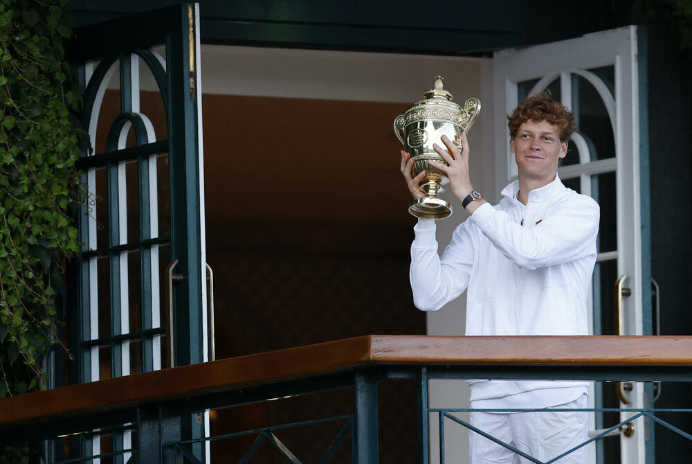 <p>Nakon osvajanja pehara na Vimbldonu, italijanski teniser, Janik Siner na velikom balkonu zgrade Milenijum, koja je balkonom povezana sa glavnom vimbldonskom arenom, sa navijačima proslavio titulu</p>