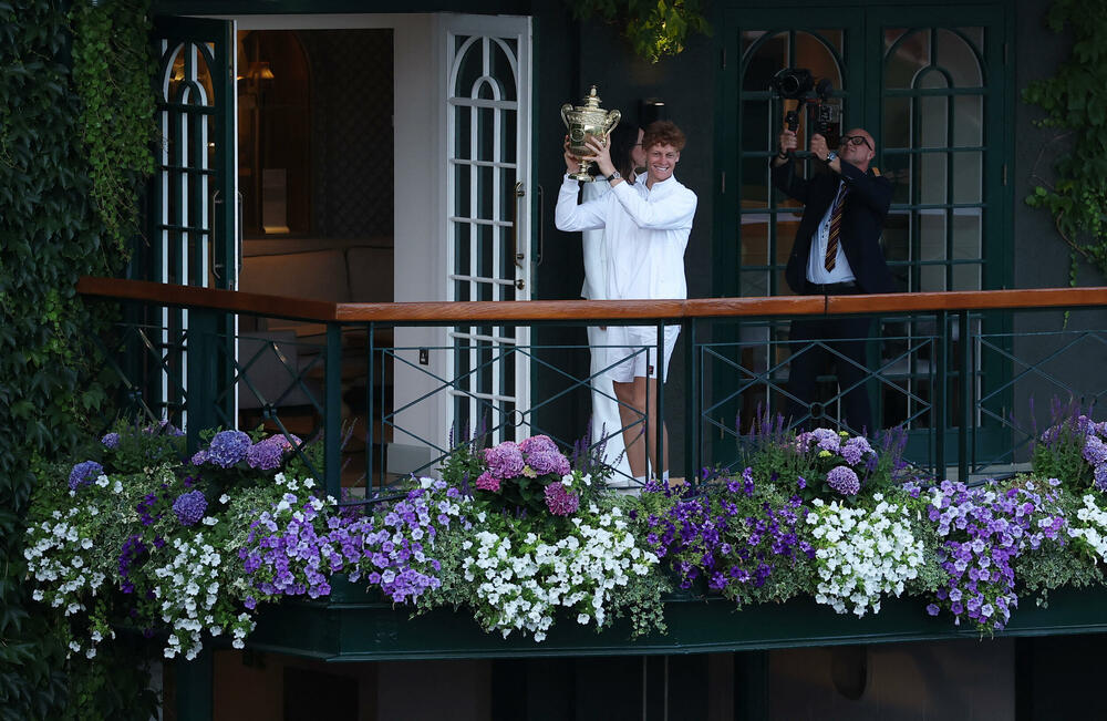 <p>Nakon osvajanja pehara na Vimbldonu, italijanski teniser, Janik Siner na velikom balkonu zgrade Milenijum, koja je balkonom povezana sa glavnom vimbldonskom arenom, sa navijačima proslavio titulu</p>