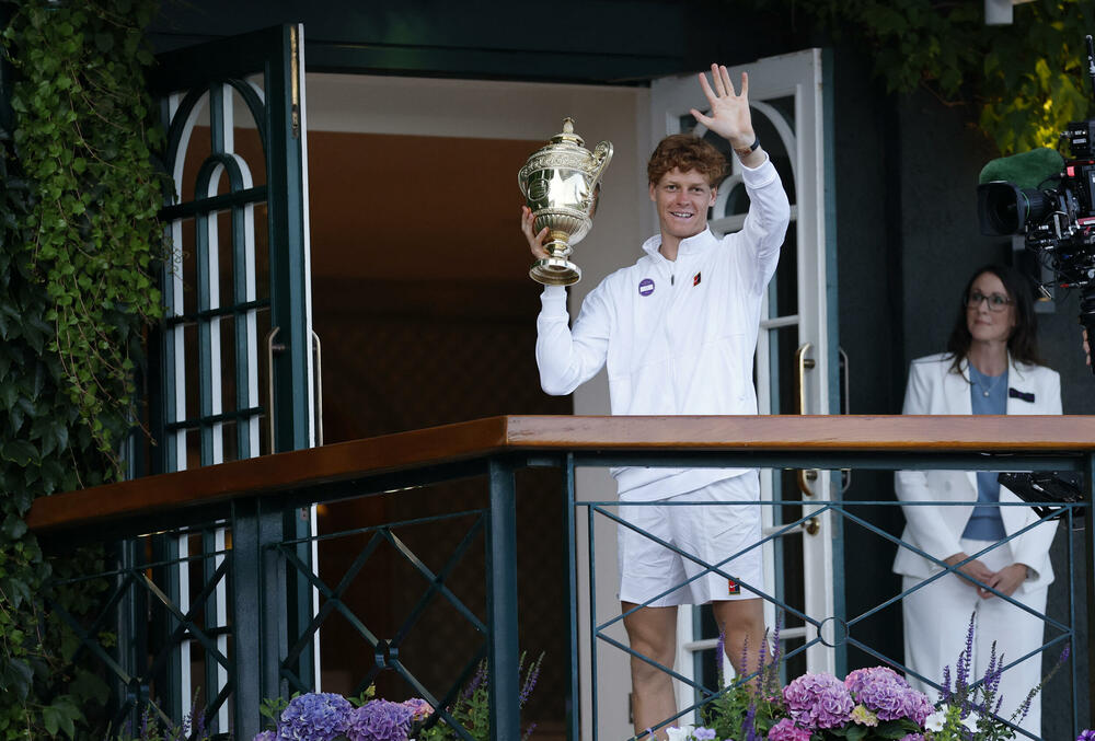 <p>Nakon osvajanja pehara na Vimbldonu, italijanski teniser, Janik Siner na velikom balkonu zgrade Milenijum, koja je balkonom povezana sa glavnom vimbldonskom arenom, sa navijačima proslavio titulu</p>