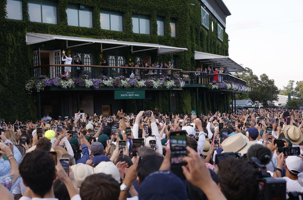 <p>Nakon osvajanja pehara na Vimbldonu, italijanski teniser, Janik Siner na velikom balkonu zgrade Milenijum, koja je balkonom povezana sa glavnom vimbldonskom arenom, sa navijačima proslavio titulu</p>