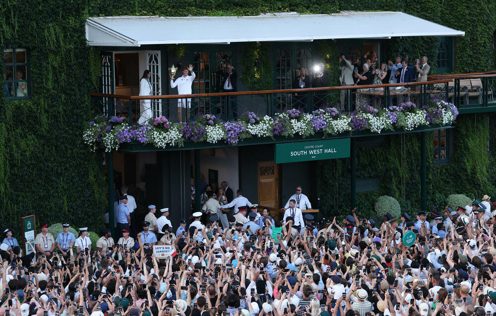 <p>Nakon osvajanja pehara na Vimbldonu, italijanski teniser, Janik Siner na velikom balkonu zgrade Milenijum, koja je balkonom povezana sa glavnom vimbldonskom arenom, sa navijačima proslavio titulu</p>
