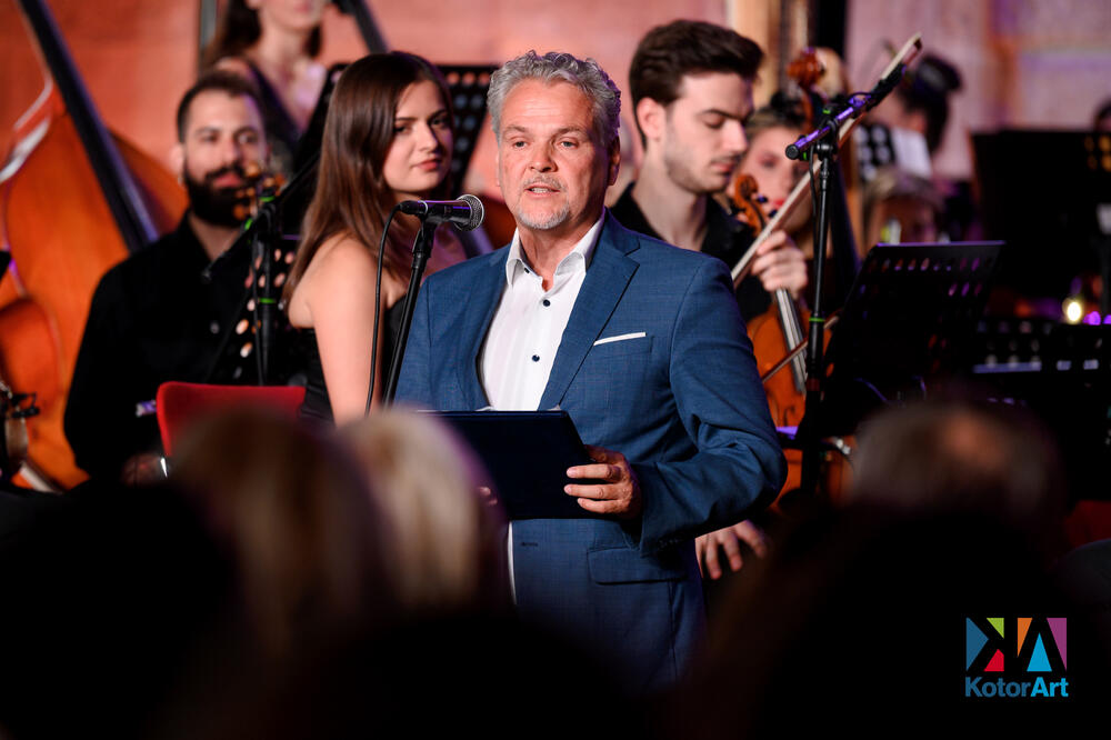 <p>"Biće sa nama 30. jula na koncertu, i znam da ga mnogi nestrpljivo iščekuju, i da ga čuju, ali i da ga zagrle, čvrsto, najčvršće, od srca, od zahvalnosti, od ponosa"</p>