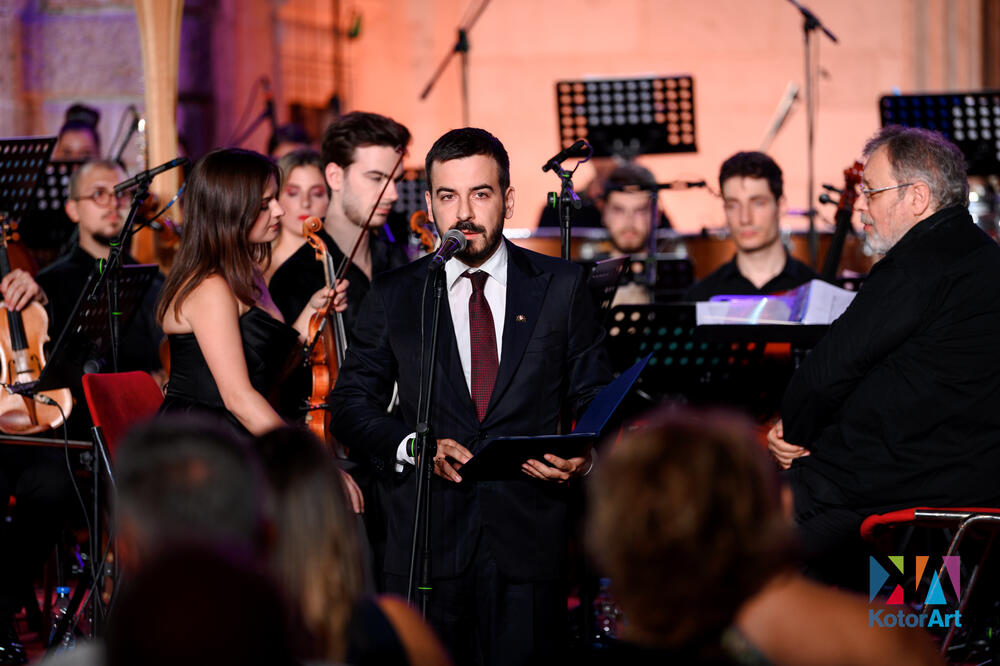 <p>"Biće sa nama 30. jula na koncertu, i znam da ga mnogi nestrpljivo iščekuju, i da ga čuju, ali i da ga zagrle, čvrsto, najčvršće, od srca, od zahvalnosti, od ponosa"</p>