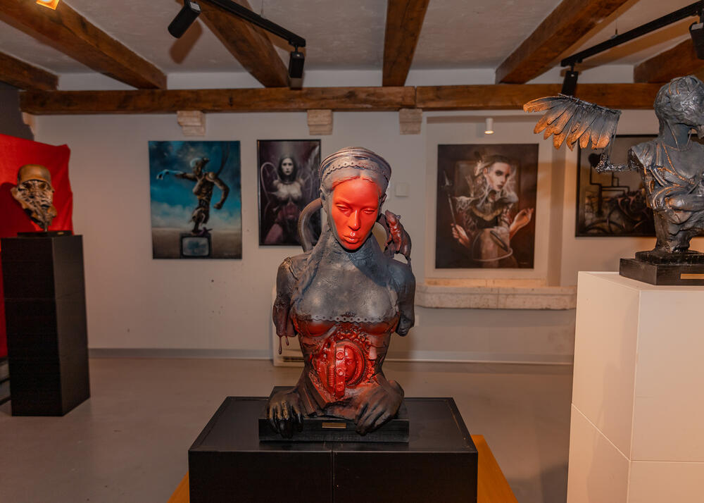 <p>Izložba iz ciklusa „Genesis“ Marka Čakalovića otvorena u okviru bARS segmenta 38. festivala „Barski ljetopis“</p>