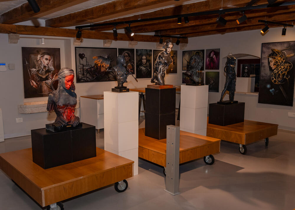 <p>Izložba iz ciklusa „Genesis“ Marka Čakalovića otvorena u okviru bARS segmenta 38. festivala „Barski ljetopis“</p>