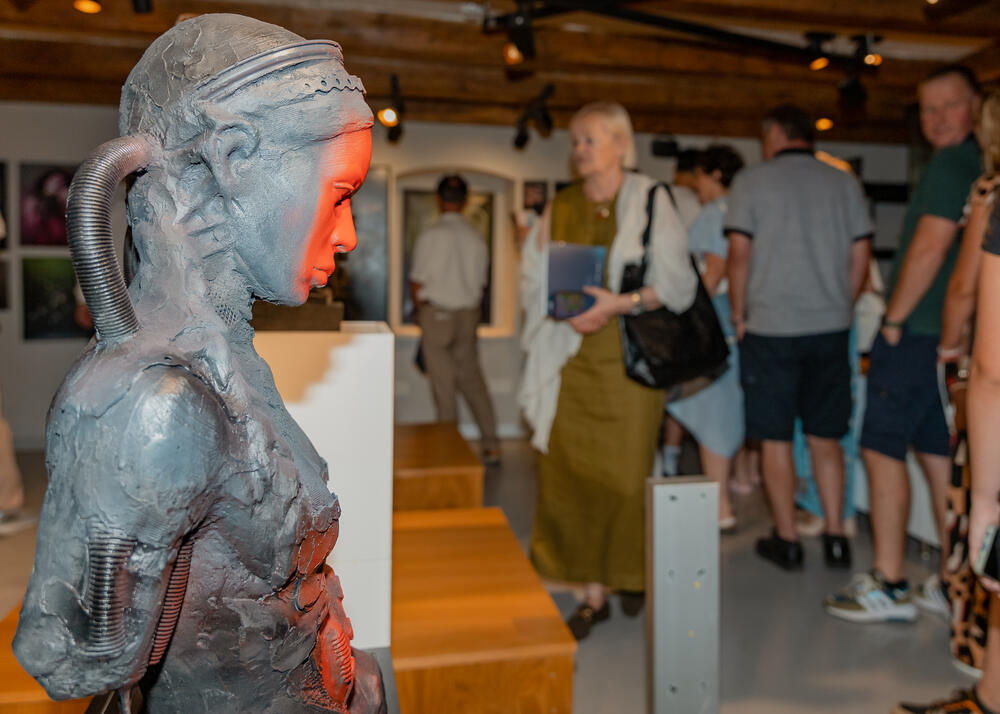 <p>Izložba iz ciklusa „Genesis“ Marka Čakalovića otvorena u okviru bARS segmenta 38. festivala „Barski ljetopis“</p>