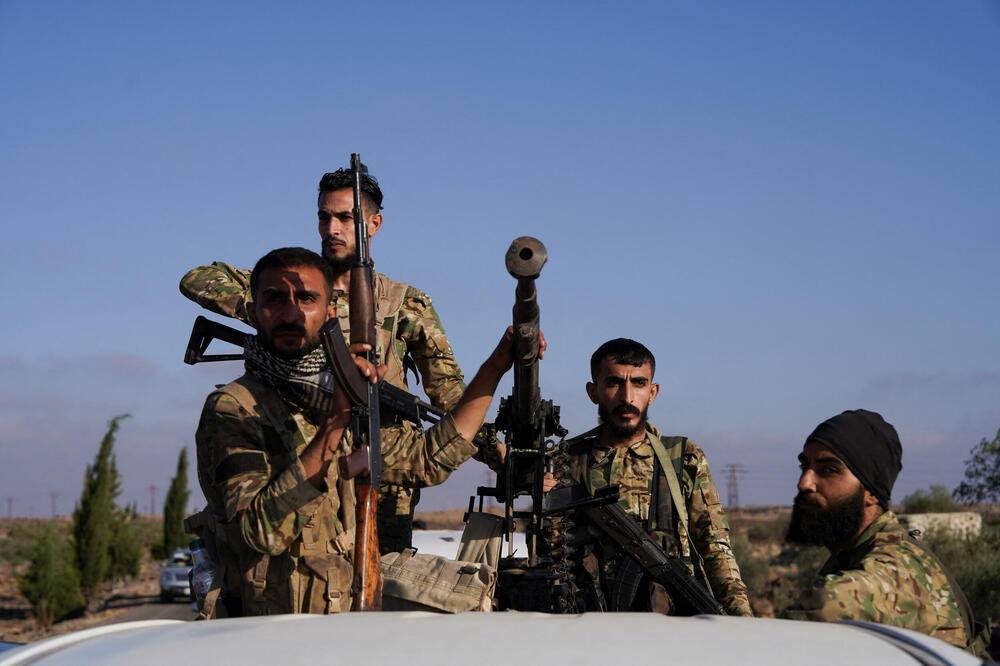 Pripadnici sirijskih bezbjednosnih snaga voze se na zadnjem dijelu kamiona nakon što su sirijske trupe ušle u pretežno druzki grad Sveidu, Foto: Reuters