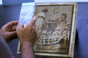 Ukrali ga nacisti: Mozaik koji prikazuje erotsku scenu iz rimskog...