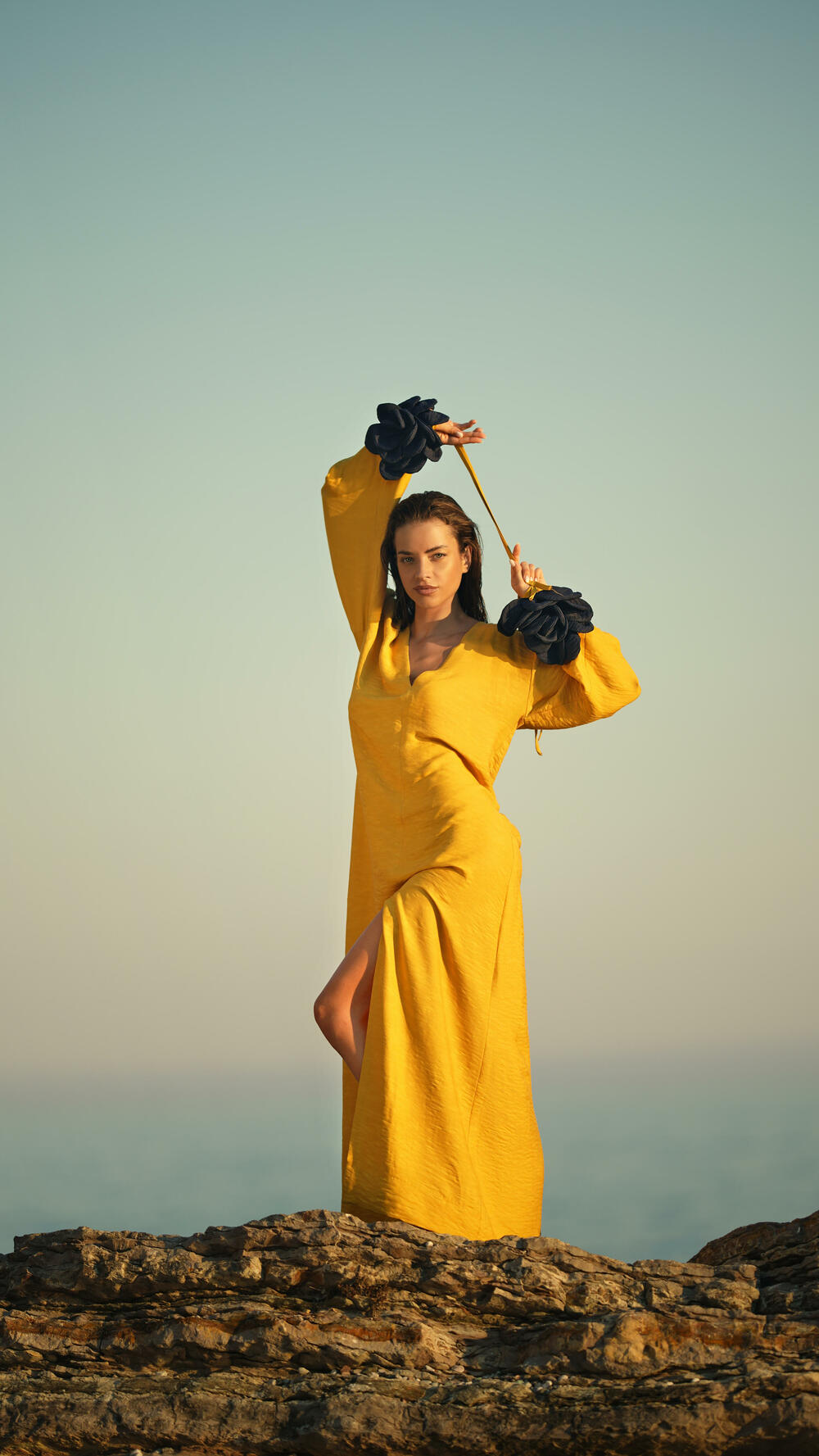 <p>Dnevna linija sadrži muške i ženske kreacije. Pored krojeva u kojima nemate opterećenje kako će pristajati figuri, tu su maksi haljine ili kraći modeli, koji laskaju skoro svakoj anatomiji tijela</p>