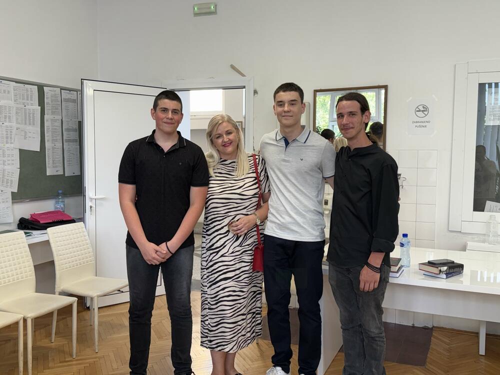 <p>Marko Narančić, Pavle Kapičić i Matija Lučić tokom četvorogodišnjeg školovanja ostvarivali iste rezultate - bili su odlični učenici i uvijek na visini zadatka, predstavljali su Crnu Goru na više takmičenja u robotici...</p>