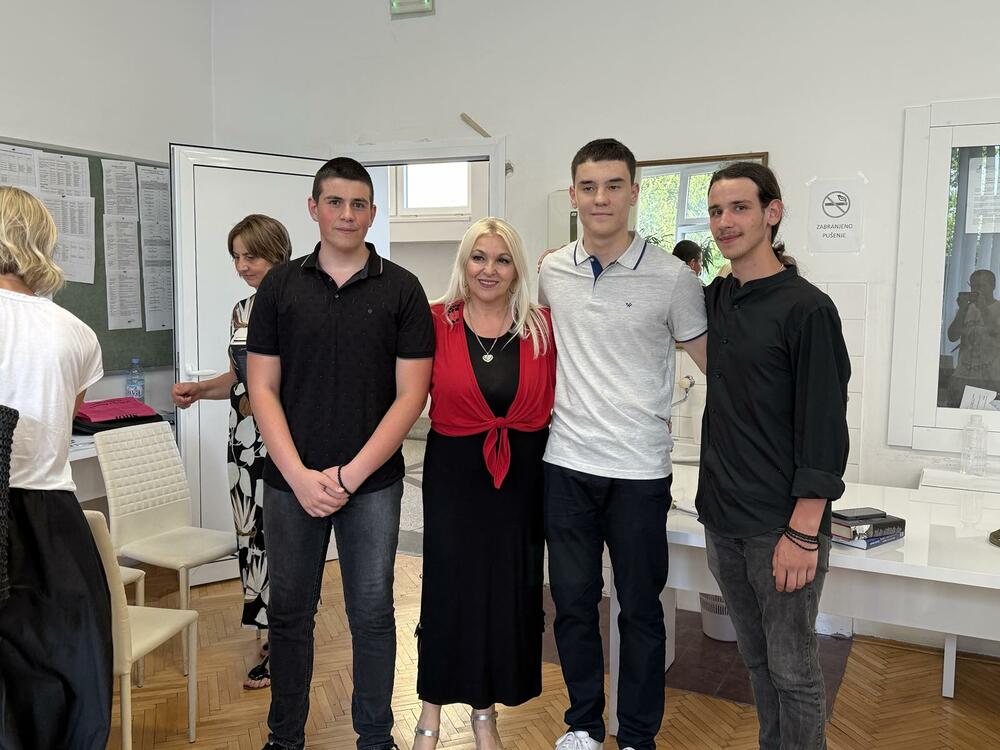 <p>Marko Narančić, Pavle Kapičić i Matija Lučić tokom četvorogodišnjeg školovanja ostvarivali iste rezultate - bili su odlični učenici i uvijek na visini zadatka, predstavljali su Crnu Goru na više takmičenja u robotici...</p>