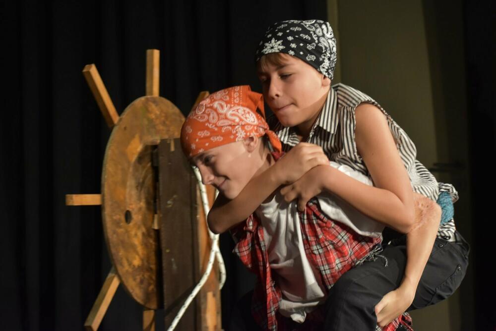 Iz predstave 'Kapetan Džon Piplfoks'