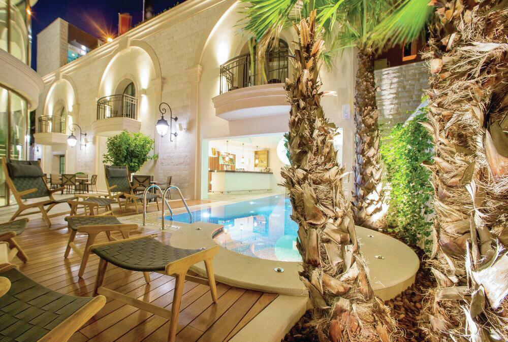 <p>Porodični put stvaranja jedinstvene hotelske i ugostiteljske ponude u Crnoj Gori - ponude sa pet zvjezdica</p>