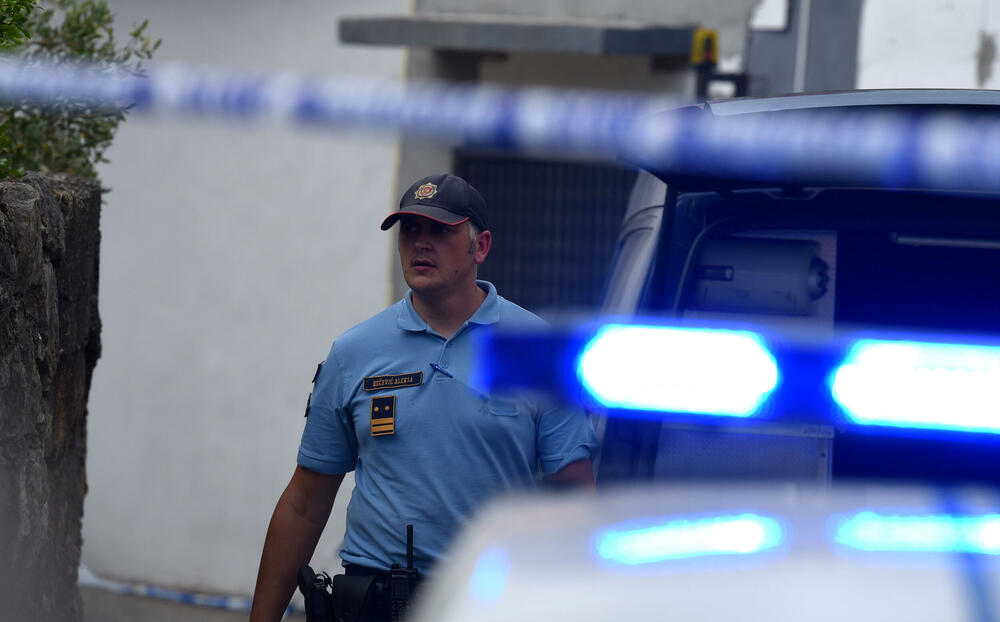 <p>Iz UP su kazali da službenici Regionalnog centra bezbjednosti "Centar", te Sektora za borbu protiv kriminala, uz aktivnu podršku drugih organizacionih jedinica UP, a u koordinaciji sa Višim državnim tužilaštvom u Podgorici preduzimaju izviđajne mjere i radnje na rasvjetljavanju ovog krivičnog djela, identifikaciji i lociranju izvršioca</p>