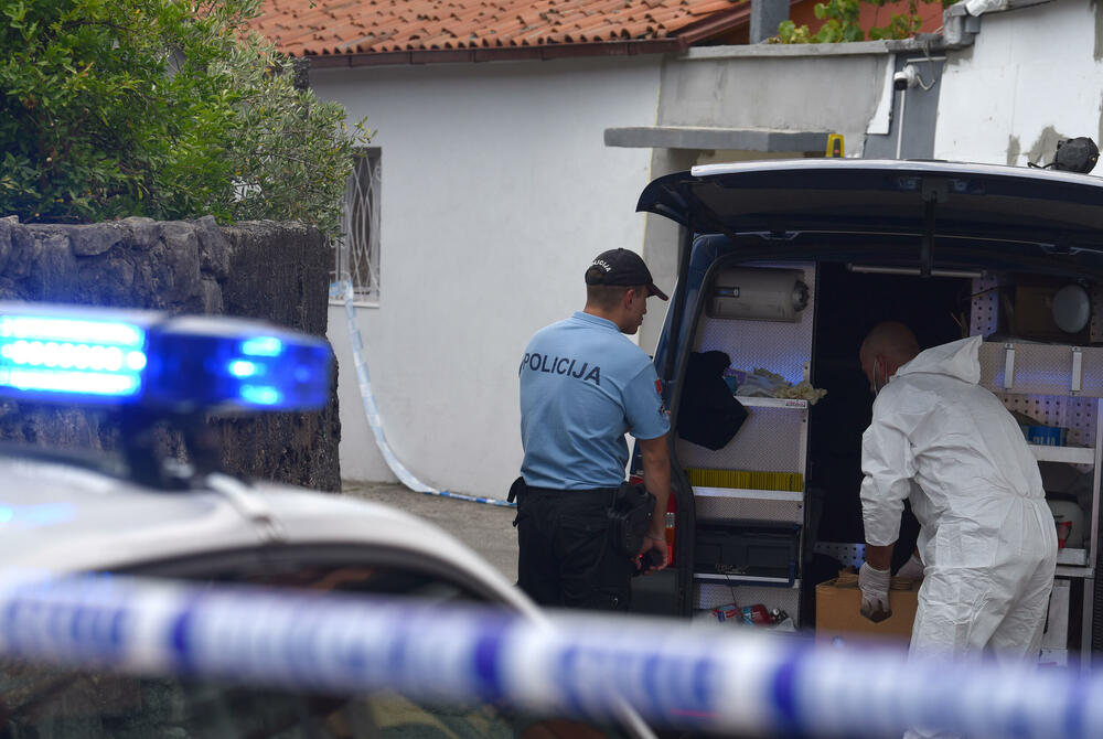 <p>Iz UP su kazali da službenici Regionalnog centra bezbjednosti "Centar", te Sektora za borbu protiv kriminala, uz aktivnu podršku drugih organizacionih jedinica UP, a u koordinaciji sa Višim državnim tužilaštvom u Podgorici preduzimaju izviđajne mjere i radnje na rasvjetljavanju ovog krivičnog djela, identifikaciji i lociranju izvršioca</p>