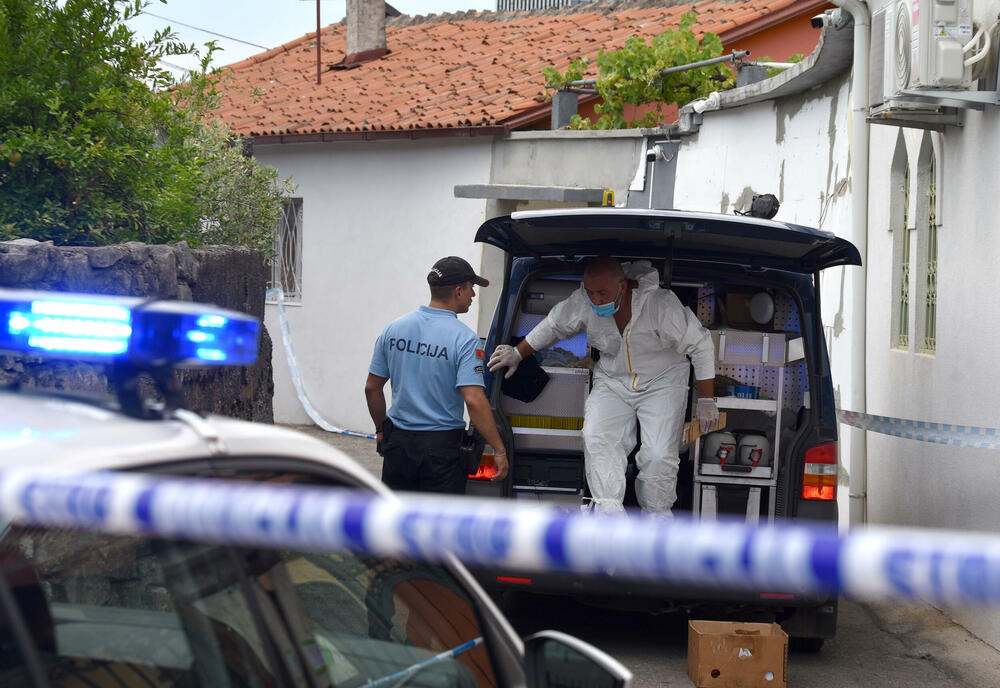 <p>Iz UP su kazali da službenici Regionalnog centra bezbjednosti "Centar", te Sektora za borbu protiv kriminala, uz aktivnu podršku drugih organizacionih jedinica UP, a u koordinaciji sa Višim državnim tužilaštvom u Podgorici preduzimaju izviđajne mjere i radnje na rasvjetljavanju ovog krivičnog djela, identifikaciji i lociranju izvršioca</p>